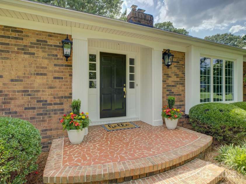 6116 Springhouse Lane, Charlotte, NC 28211.  MLS# CAR4263300, YatesRealty ID 20335. Welcome to 6116 Springhouse Lane!