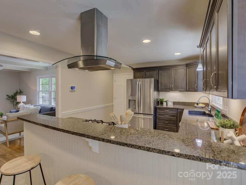 6116 Springhouse Lane, Charlotte, NC 28211.  MLS# CAR4263300, YatesRealty ID 20335. Welcome to 6116 Springhouse Lane!