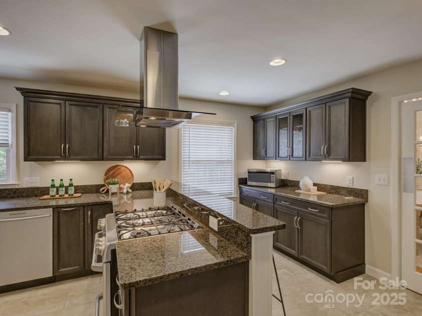 6116 Springhouse Lane, Charlotte, NC 28211.  MLS# CAR4263300, YatesRealty ID 20335. Welcome to 6116 Springhouse Lane!