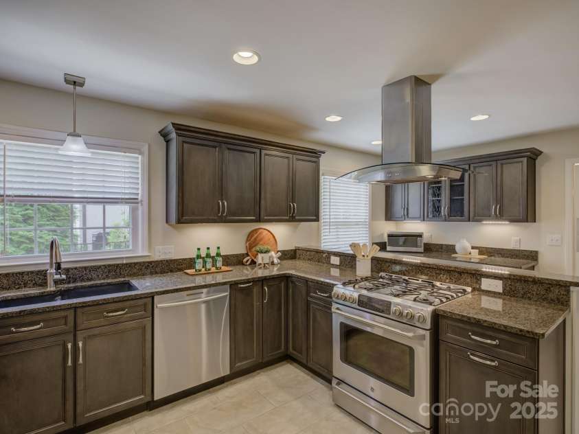 6116 Springhouse Lane, Charlotte, NC 28211.  MLS# CAR4263300, YatesRealty ID 20335. Welcome to 6116 Springhouse Lane!