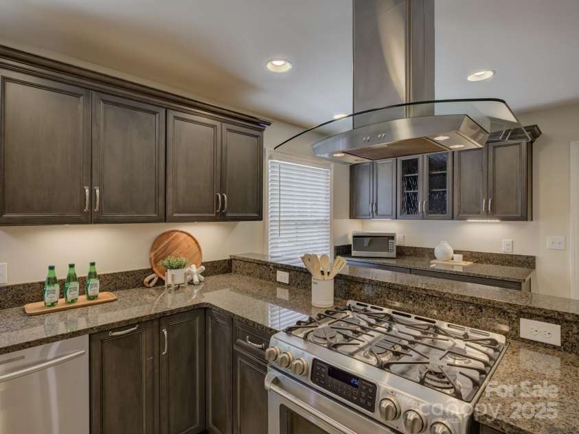 6116 Springhouse Lane, Charlotte, NC 28211.  MLS# CAR4263300, YatesRealty ID 20335. Welcome to 6116 Springhouse Lane!