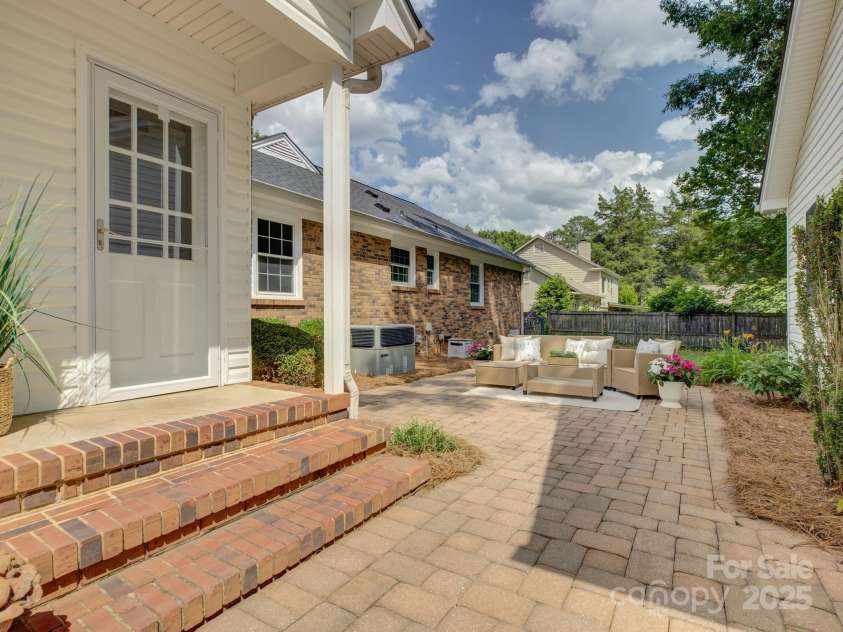 6116 Springhouse Lane, Charlotte, NC 28211.  MLS# CAR4263300, YatesRealty ID 20335. Welcome to 6116 Springhouse Lane!