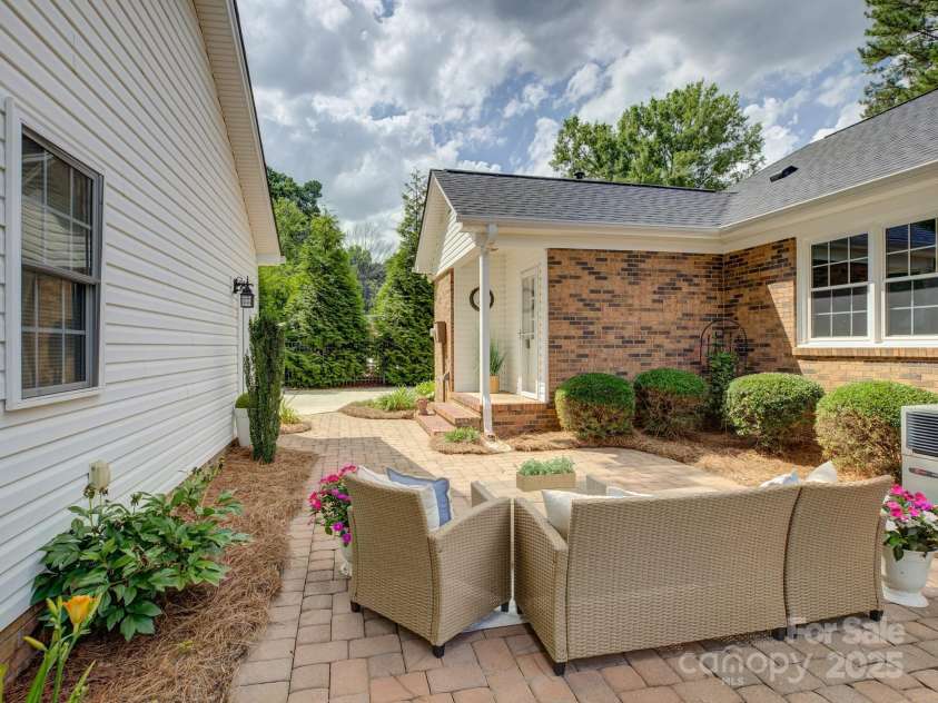 6116 Springhouse Lane, Charlotte, NC 28211.  MLS# CAR4263300, YatesRealty ID 20335. Welcome to 6116 Springhouse Lane!