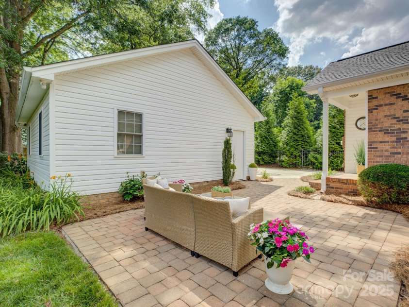 6116 Springhouse Lane, Charlotte, NC 28211.  MLS# CAR4263300, YatesRealty ID 20335. Welcome to 6116 Springhouse Lane!
