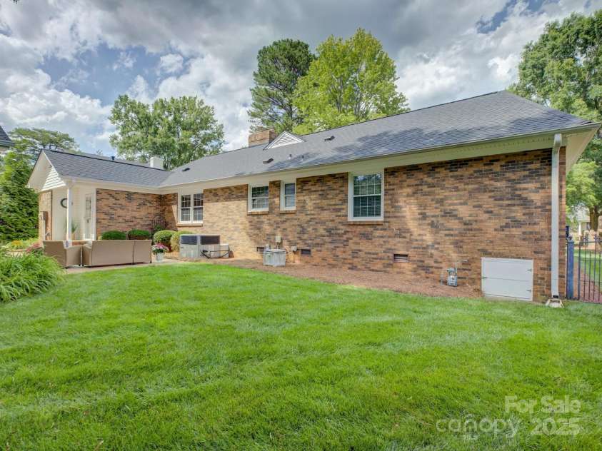 6116 Springhouse Lane, Charlotte, NC 28211.  MLS# CAR4263300, YatesRealty ID 20335. Welcome to 6116 Springhouse Lane!