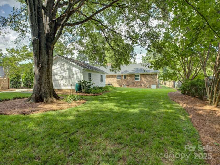 6116 Springhouse Lane, Charlotte, NC 28211.  MLS# CAR4263300, YatesRealty ID 20335. Welcome to 6116 Springhouse Lane!