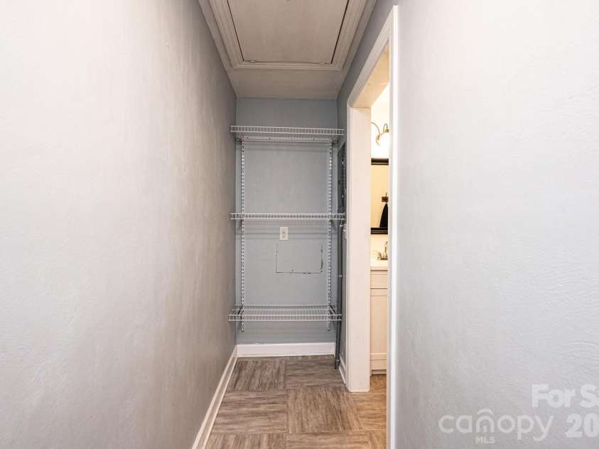 1425 5th Street, Hickory, NC 28601.  MLS# CAR4351835, YatesRealty ID 20337. 2nd Hall Bathroom