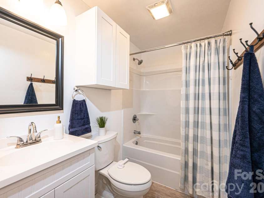 1425 5th Street, Hickory, NC 28601.  MLS# CAR4351835, YatesRealty ID 20337. 2nd Hall Bathroom