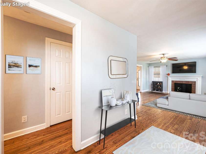 1425 5th Street, Hickory, NC 28601.  MLS# CAR4351835, YatesRealty ID 20337. Entry Area