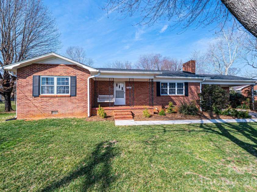 1425 5th Street, Hickory, NC 28601.  MLS# CAR4351835, YatesRealty ID 20337. Front Porch