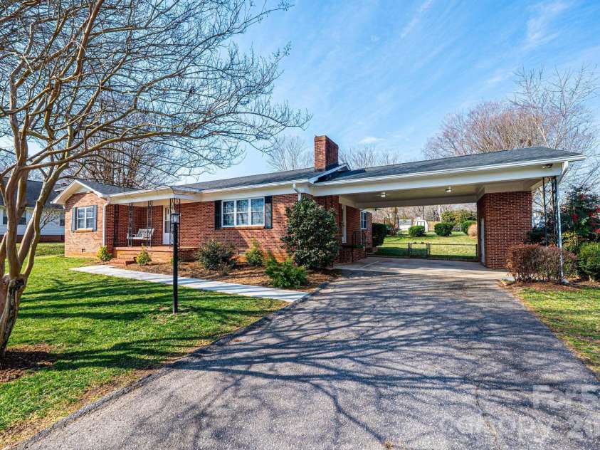 1425 5th Street, Hickory, NC 28601.  MLS# CAR4351835, YatesRealty ID 20337. Level Driveway