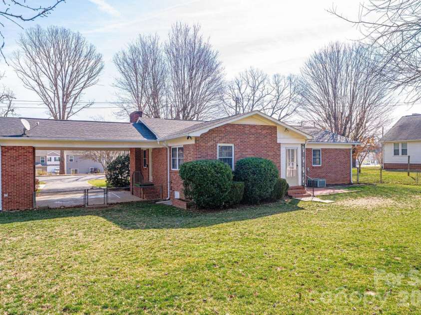 1425 5th Street, Hickory, NC 28601.  MLS# CAR4351835, YatesRealty ID 20337. Level, Fenced Back Yard