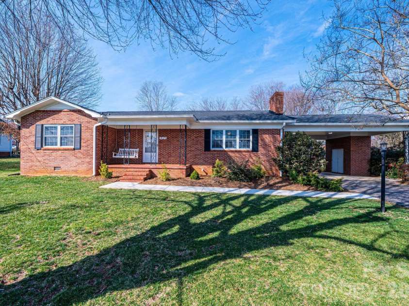 1425 5th Street, Hickory, NC 28601.  MLS# CAR4351835, YatesRealty ID 20337. Level Front Yard