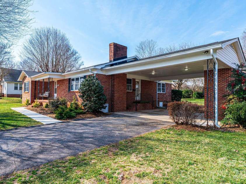 1425 5th Street, Hickory, NC 28601.  MLS# CAR4351835, YatesRealty ID 20337. Spacious Carport