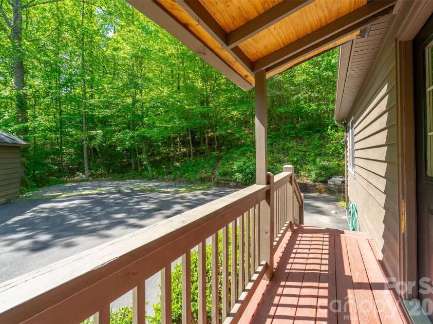 110 Wyoming Drive, Sylva, NC 28779.  MLS# CAR4378361, YatesRealty ID 20338. 