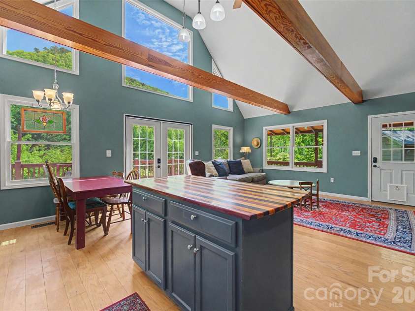 110 Wyoming Drive, Sylva, NC 28779.  MLS# CAR4378361, YatesRealty ID 20338. 