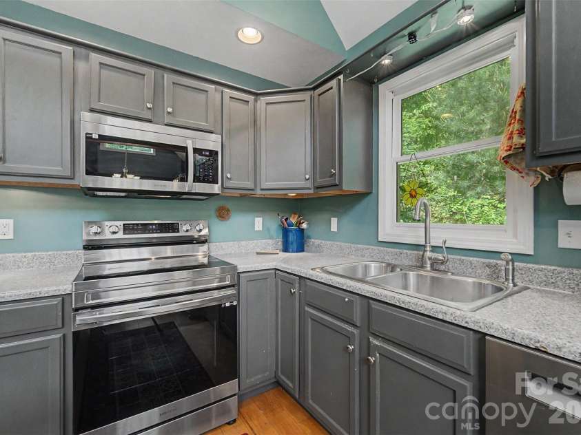 110 Wyoming Drive, Sylva, NC 28779.  MLS# CAR4378361, YatesRealty ID 20338. 