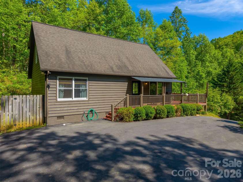 110 Wyoming Drive, Sylva, NC 28779.  MLS# CAR4378361, YatesRealty ID 20338. 