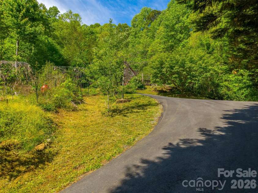 110 Wyoming Drive, Sylva, NC 28779.  MLS# CAR4378361, YatesRealty ID 20338. Driveway