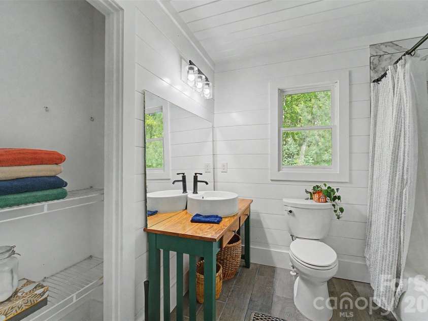 110 Wyoming Drive, Sylva, NC 28779.  MLS# CAR4378361, YatesRealty ID 20338. Upstairs bathroom