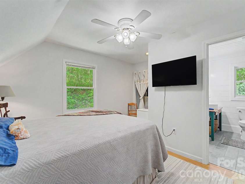 110 Wyoming Drive, Sylva, NC 28779.  MLS# CAR4378361, YatesRealty ID 20338. Upstairs primary