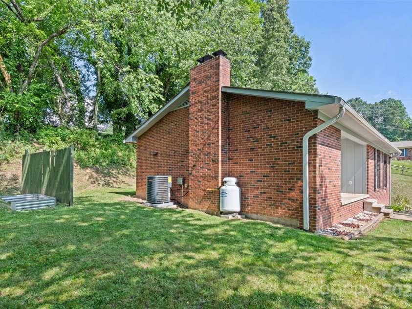 40 Autumn Street, Canton, NC 28716.  MLS# CAR4268186, YatesRealty ID 20341. 