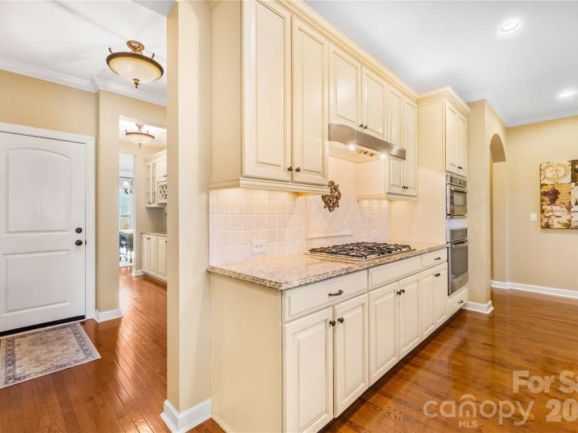 8416 Fairgreen Avenue, Waxhaw, NC 28173.  MLS# CAR4367125, YatesRealty ID 20341. Garage entry