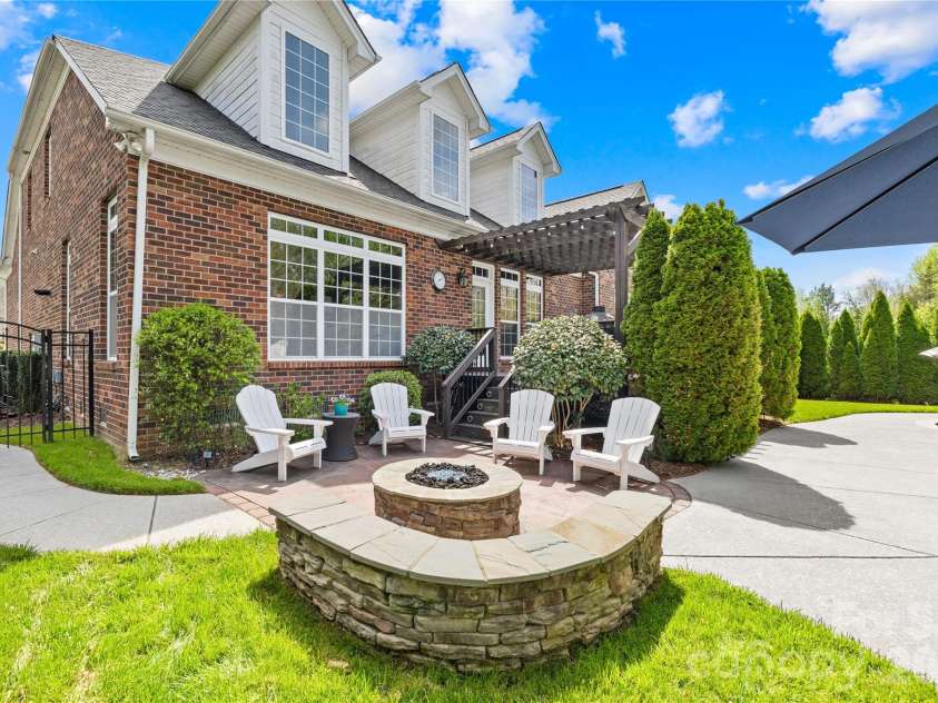 8416 Fairgreen Avenue, Waxhaw, NC 28173.  MLS# CAR4367125, YatesRealty ID 20341. Gas firepit and patio