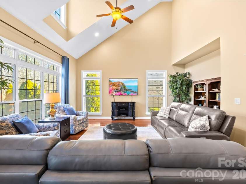 8416 Fairgreen Avenue, Waxhaw, NC 28173.  MLS# CAR4367125, YatesRealty ID 20341. Light and bright