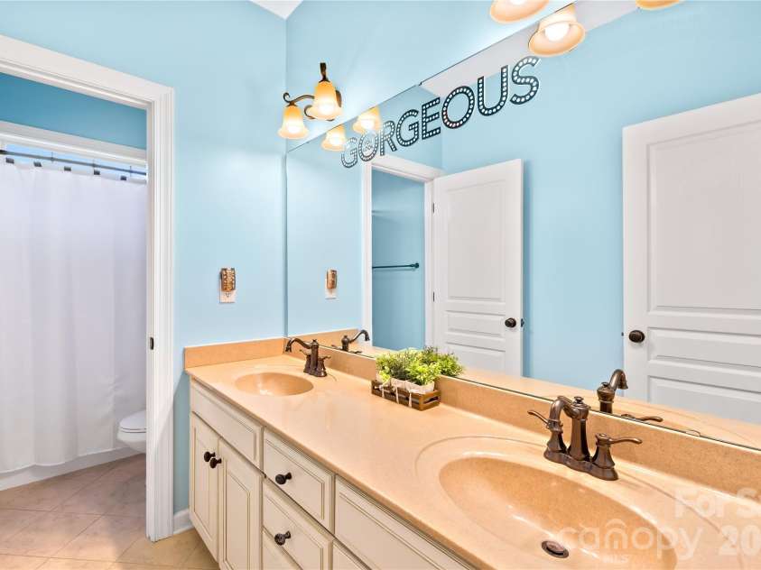 8416 Fairgreen Avenue, Waxhaw, NC 28173.  MLS# CAR4367125, YatesRealty ID 20341. Shared full bath with dual sinks