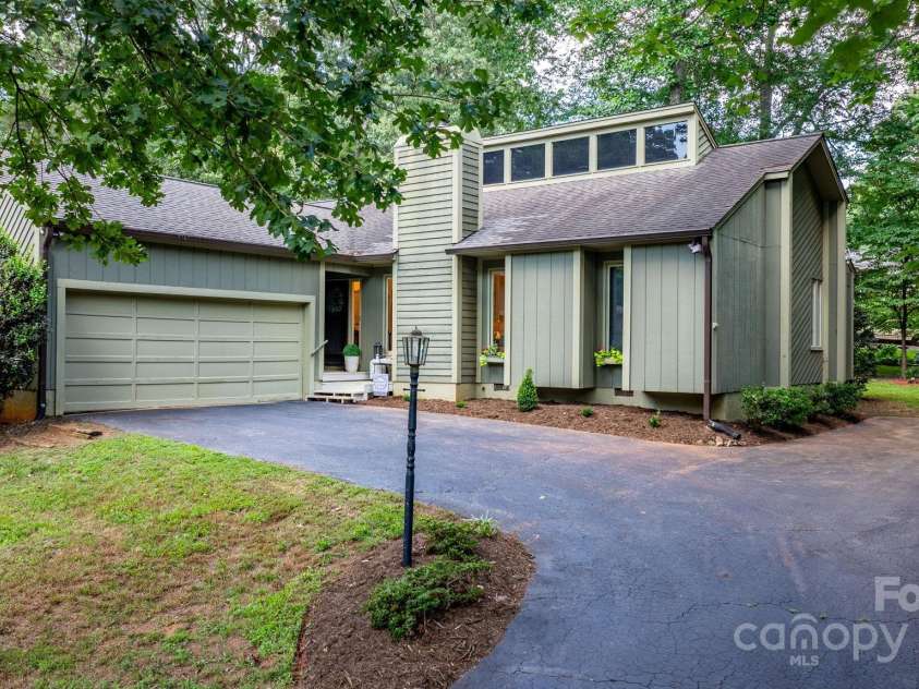 1748 4th Street Court, Hickory, NC 28601.  MLS# CAR4271401, YatesRealty ID 20344. 