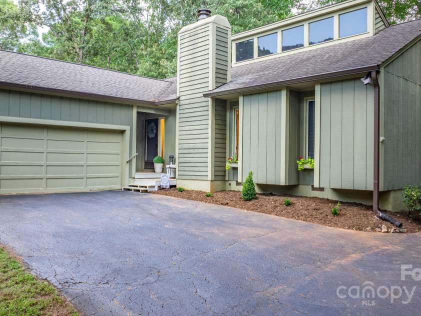 1748 4th Street Court, Hickory, NC 28601.  MLS# CAR4271401, YatesRealty ID 20344. 