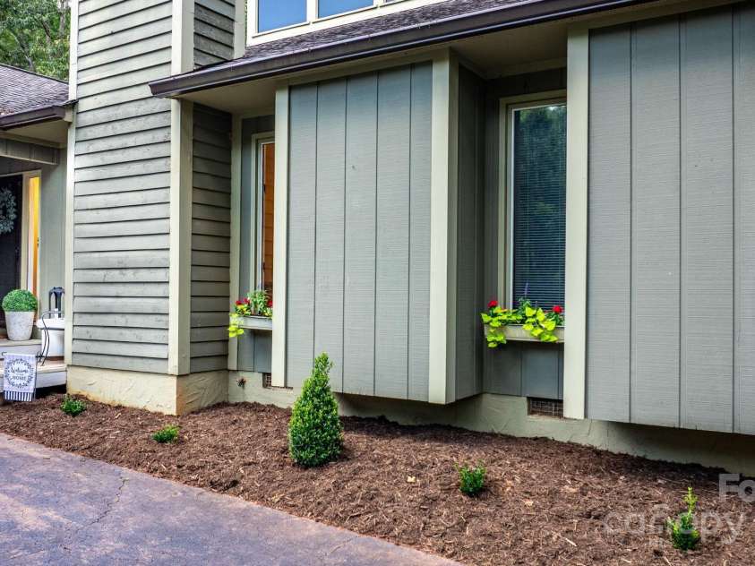 1748 4th Street Court, Hickory, NC 28601.  MLS# CAR4271401, YatesRealty ID 20344. 