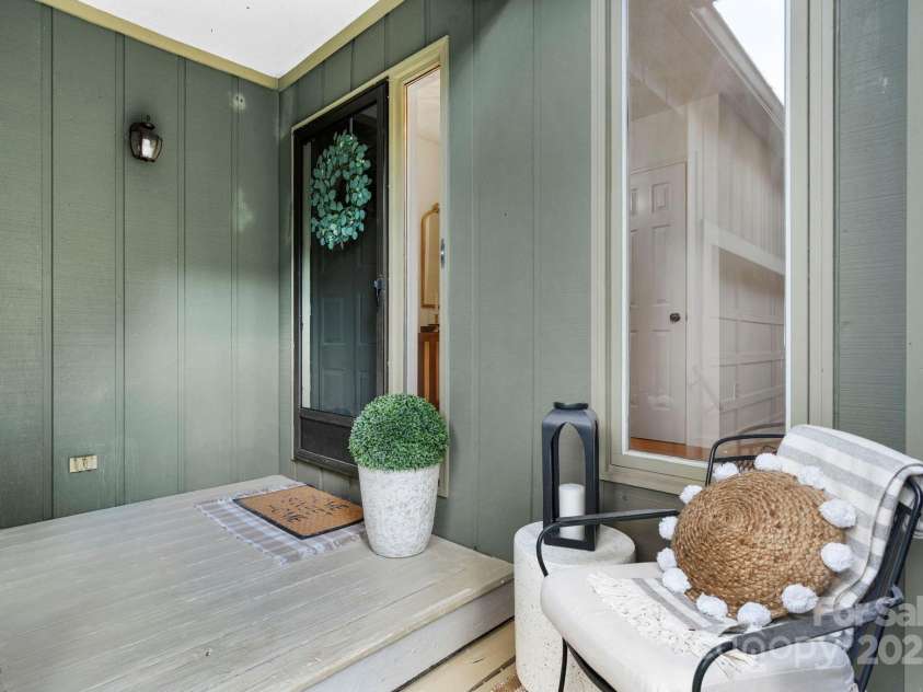 1748 4th Street Court, Hickory, NC 28601.  MLS# CAR4271401, YatesRealty ID 20344. 