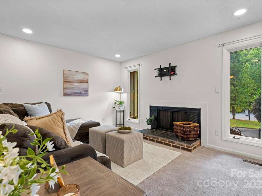 1748 4th Street Court, Hickory, NC 28601.  MLS# CAR4271401, YatesRealty ID 20344. 