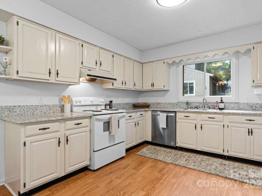 1748 4th Street Court, Hickory, NC 28601.  MLS# CAR4271401, YatesRealty ID 20344. 