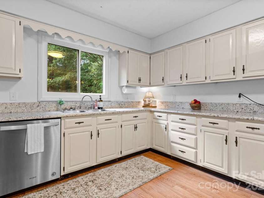 1748 4th Street Court, Hickory, NC 28601.  MLS# CAR4271401, YatesRealty ID 20344. 