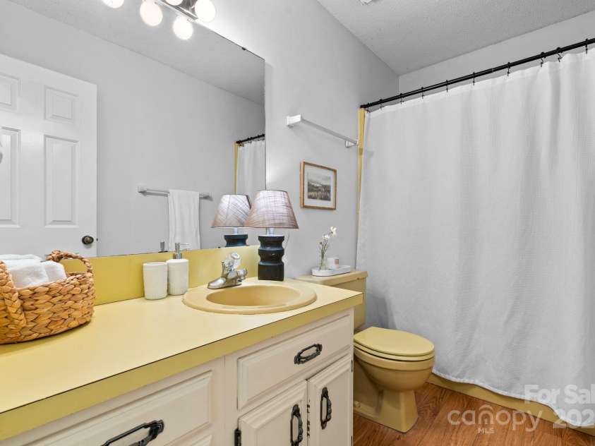 1748 4th Street Court, Hickory, NC 28601.  MLS# CAR4271401, YatesRealty ID 20344. 