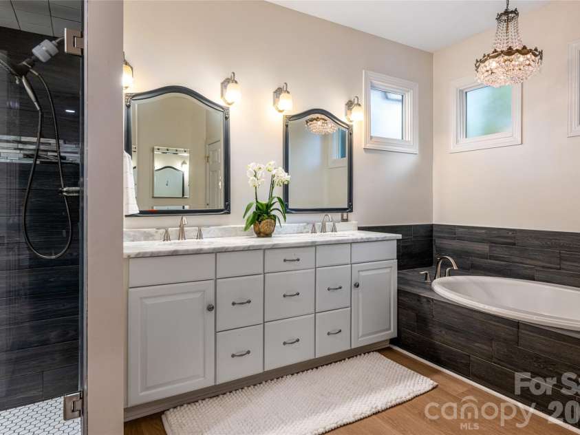 6 Oxford Court, Asheville, NC 28804.  MLS# CAR4359269, YatesRealty ID 20345. 