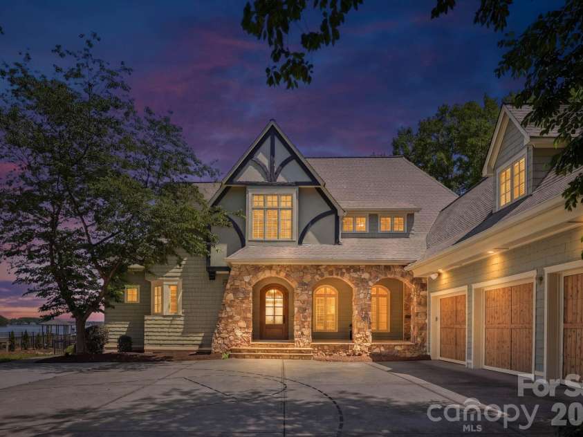 3900 Channel Pointe Lane, Denver, NC 28037.  MLS# CAR4375106, YatesRealty ID 20346. 
