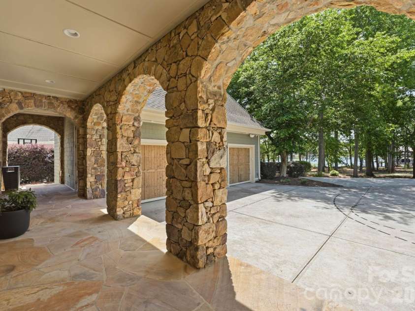 3900 Channel Pointe Lane, Denver, NC 28037.  MLS# CAR4375106, YatesRealty ID 20346. 