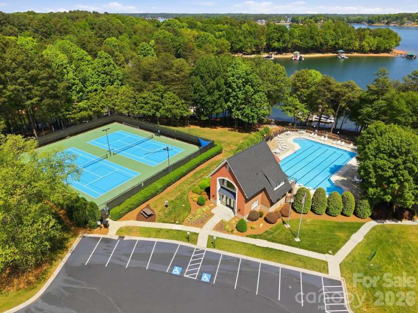 3900 Channel Pointe Lane, Denver, NC 28037.  MLS# CAR4375106, YatesRealty ID 20346. 