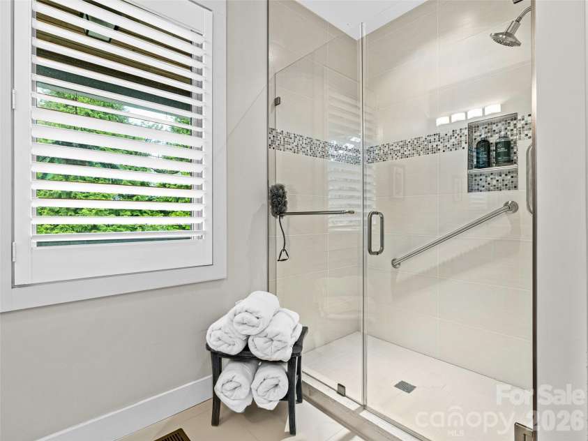 40 Overlook Road, Asheville, NC 28803.  MLS# CAR4362922, YatesRealty ID 20347. 