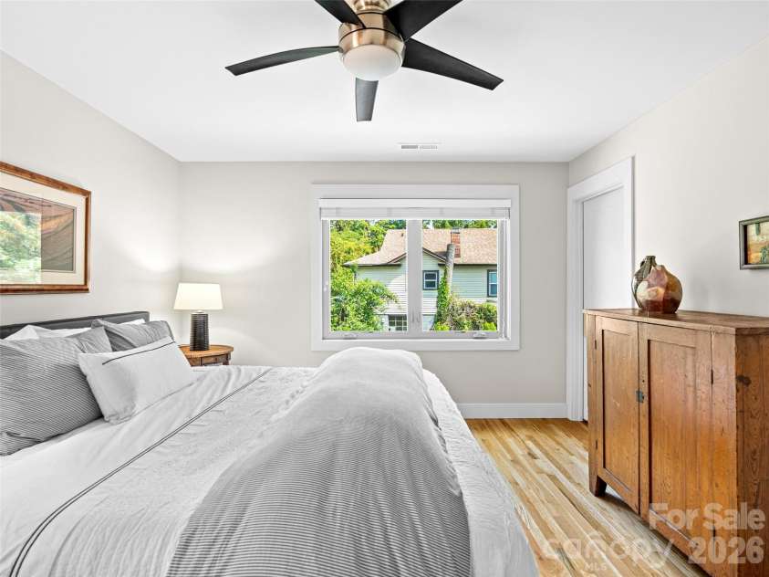 40 Overlook Road, Asheville, NC 28803.  MLS# CAR4362922, YatesRealty ID 20347. 