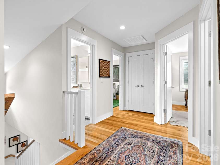 40 Overlook Road, Asheville, NC 28803.  MLS# CAR4362922, YatesRealty ID 20347. 