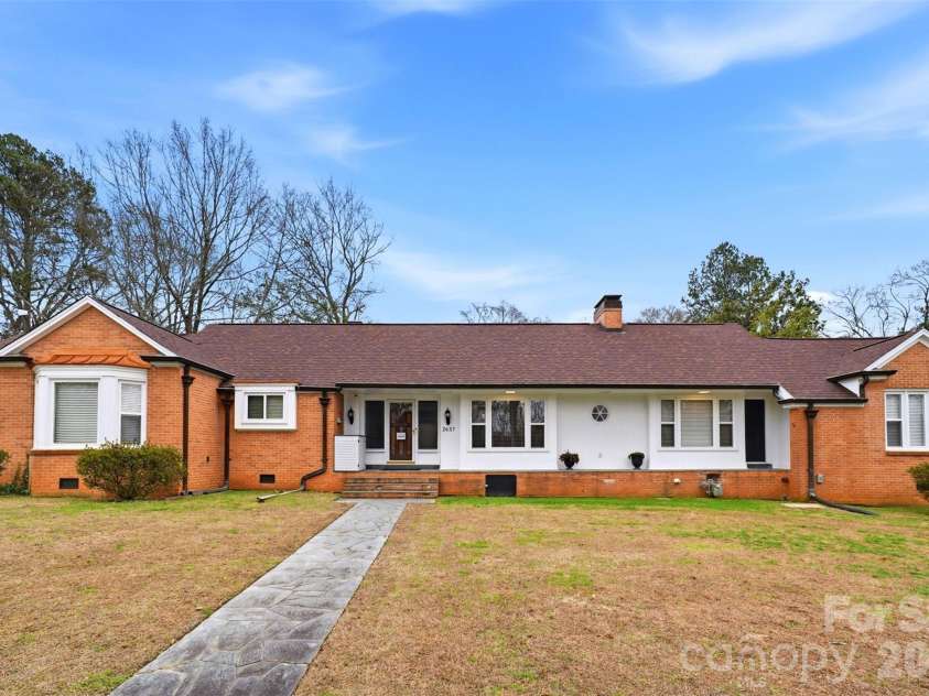 2637 Armstrong Circle, Gastonia, NC 28054.  MLS# CAR4351370, YatesRealty ID 20348. 
