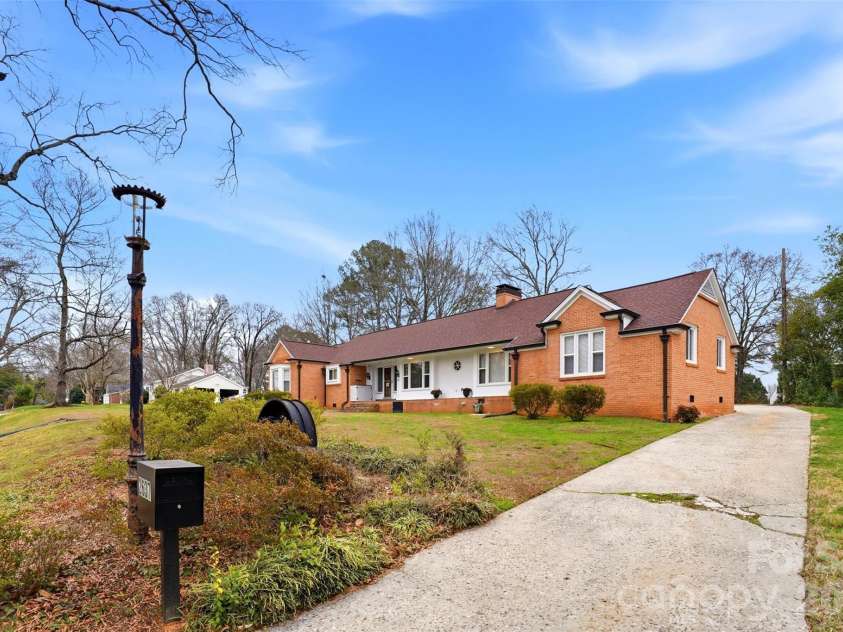 2637 Armstrong Circle, Gastonia, NC 28054.  MLS# CAR4351370, YatesRealty ID 20348. 