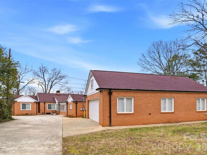 2637 Armstrong Circle, Gastonia, NC 28054.  MLS# CAR4351370, YatesRealty ID 20348. 