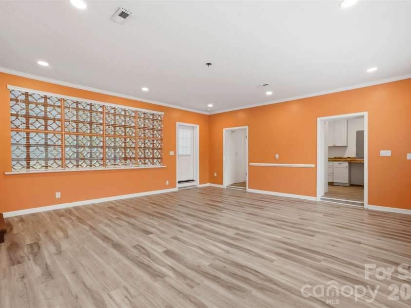 2637 Armstrong Circle, Gastonia, NC 28054.  MLS# CAR4351370, YatesRealty ID 20348. 