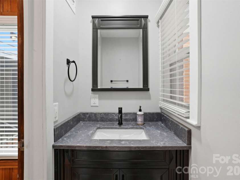 2637 Armstrong Circle, Gastonia, NC 28054.  MLS# CAR4351370, YatesRealty ID 20348. 